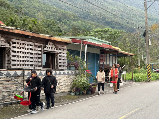https://www.slps.hlc.edu.tw/uploads/tadgallery/2025_08_21/6286_LINE_ALBUM_期末大掃除+部落掃街_250811_3.jpg 